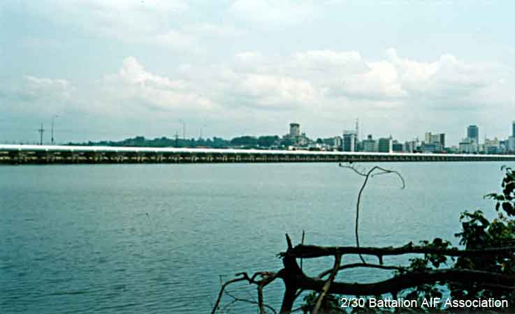 Causeway
Looking towards the Sultan of Johore's Palace from near the Causeway linking Singapore Island to Malaya. Photo taken in 1990.
Keywords: 061227