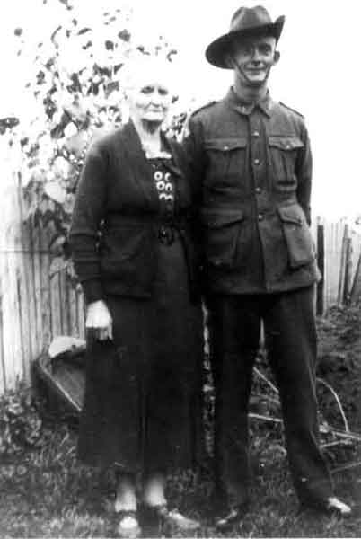 NX37310 - BLACKSTOCK, Jack, Pte. - B Company, 11 Platoon
NX37310 - Pte. Jack BLACKSTOCK and his mother before he left to go overseas.
Keywords: 061222