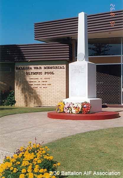 Ballina
War Memorial outside Ballina Olympic Pool.
Keywords: 061227