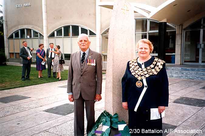 Bathurst Reunion, 1996
At the 8th Division broken blade memorial, outside Bathurst War Memorial City Hall.

NX70458 - MASTON, Ronald Harry (Bomb Happy), Capt. - C Company, 2 l/c
Keywords: 061227