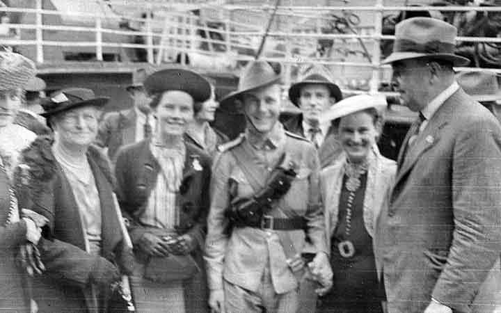 Darwin Mobile Force
"Frank going to Darwin. Molly, Mum, Shirl and V. Uncle Frank Lorenzo."

Leaving Sydney as part of Darwin Mobile Force, on board SS Montoro, on 15/3/1939.

In uniform:
NX68127 - SMYTH, Frank Miles (Wakey Wakey), Lt. - A Company, CSM
Keywords: 070121