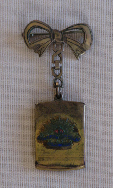 Locket
Small silver coated locket, with enamalled Rising Sun badge.
Keywords: 100214c NX32306