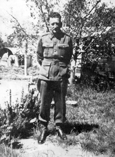 NX27147 - PARSONS, James Charles (Jim), A/Cpl. - BHQ, RAP
James Parsons in Katoomba after WW2.
Keywords: 20120728a
