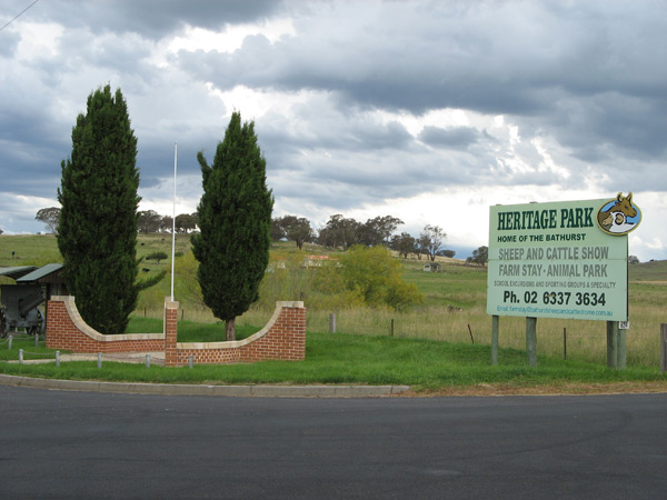 Bathurst Army Camp
Entrance to Bathurst Army Camp on Limekilns Road near Kelso, NSW
Keywords: 20121111a
