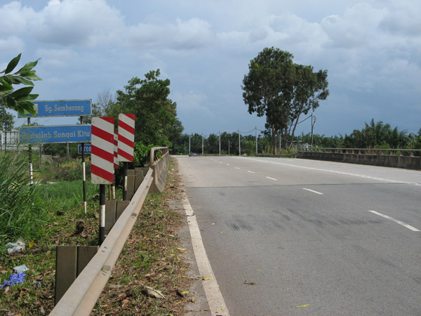 Lalang Hill
Bridge over Sungai Sembrong looking south
Keywords: 20121111e